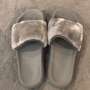 Gray fur slides✨✨